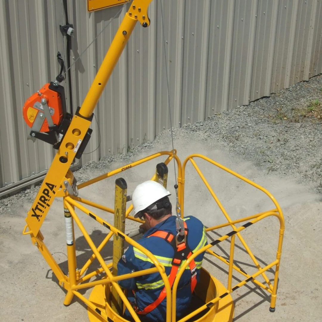 een man die een besloten ruimte betreed met een xtirpa davitsarm