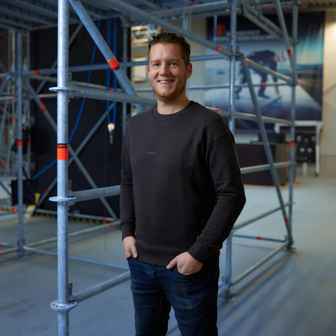 lachende man poserend in loods