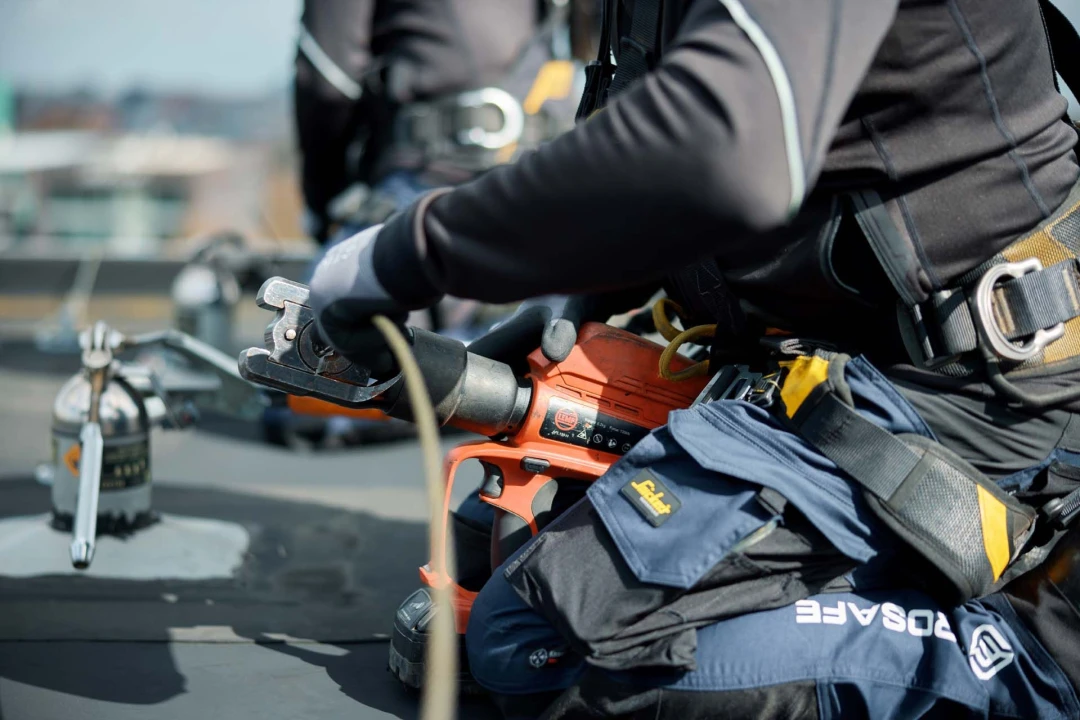 mensen bezig op dak met apparatuur