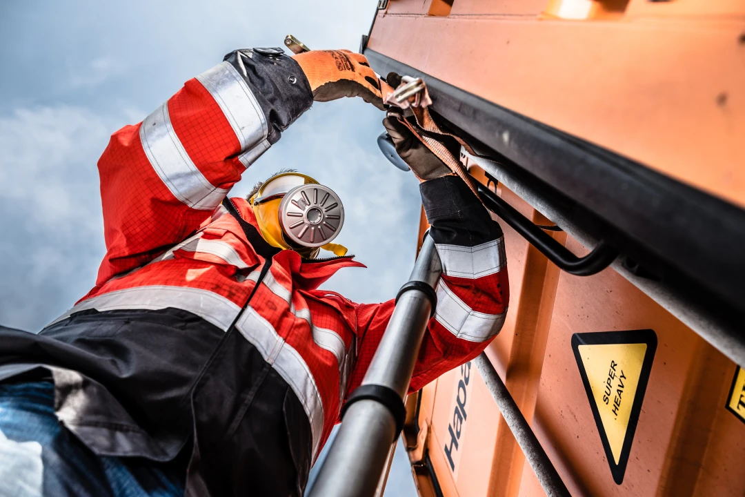 brandwacht die bezig is met gasmasker op