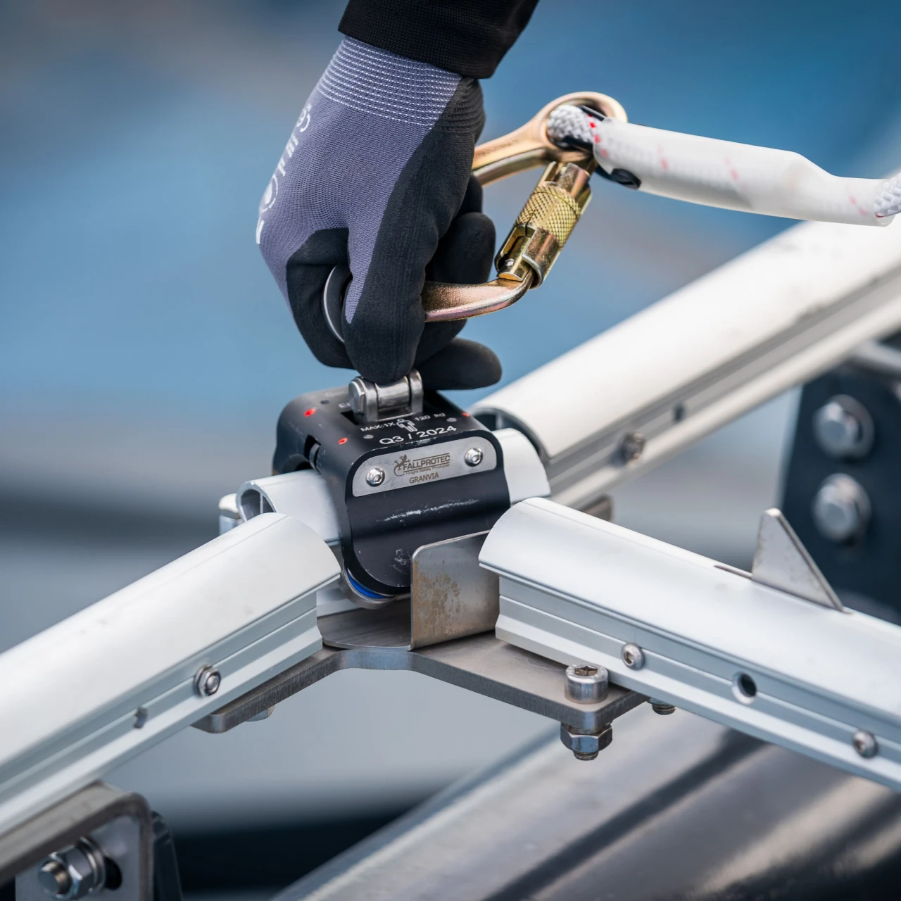 iemand die zich aanlijnt aan een op maat gemaakt railsysteem middels een loopwagen