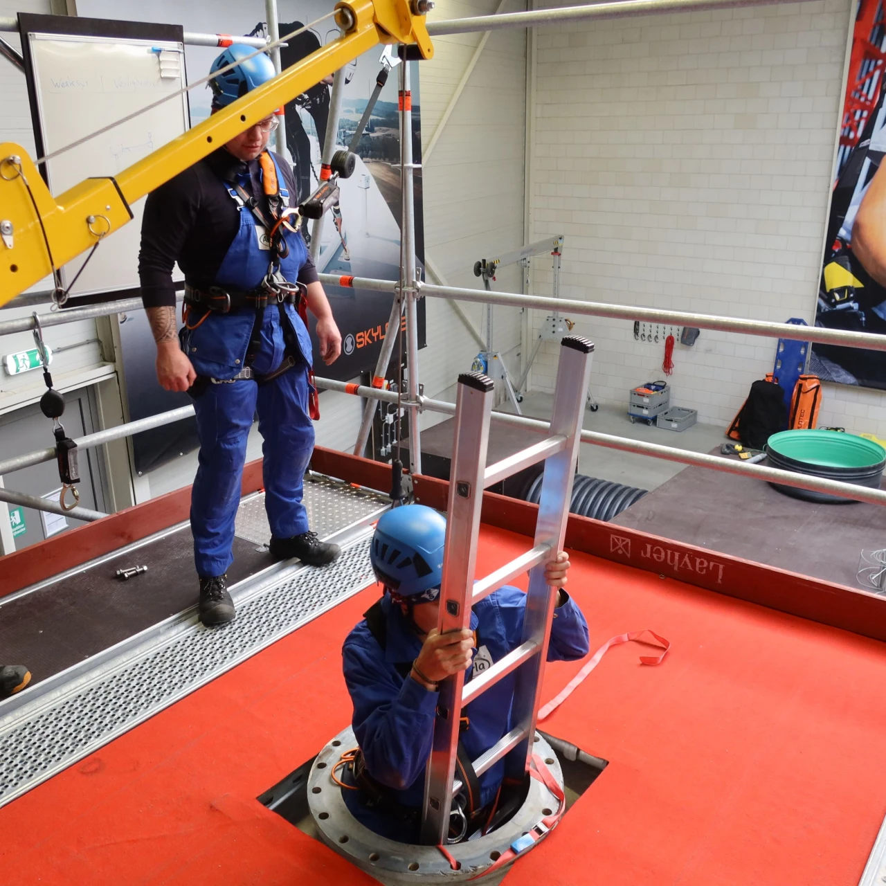 mannen die oefenen met besloten ruimte met harnas en helm