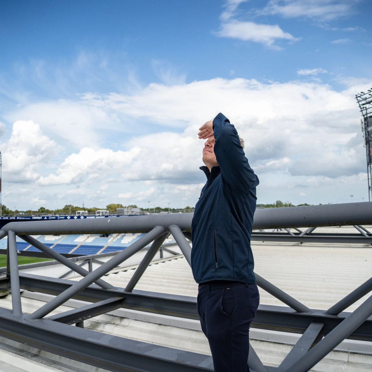 iemand die op het dak van een voetbalstadion staat