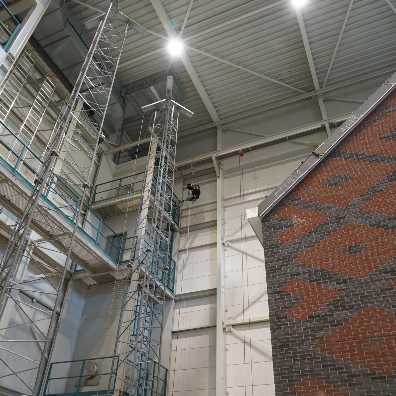 een hoge hal met verschillende masten