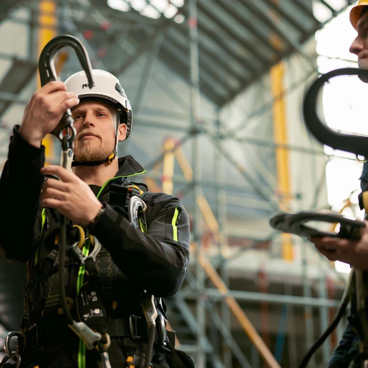 mannen met harnas en ze houden een haak vast