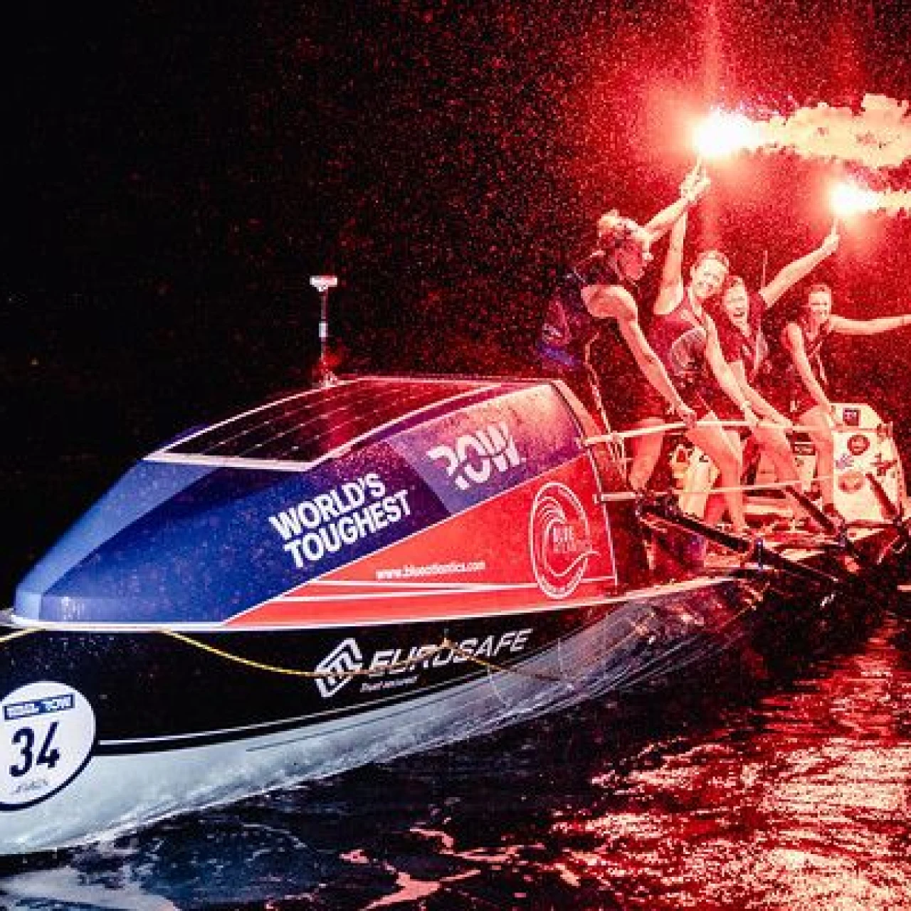 vrouwen op eurosafe boot met stok in hand met rode vlam