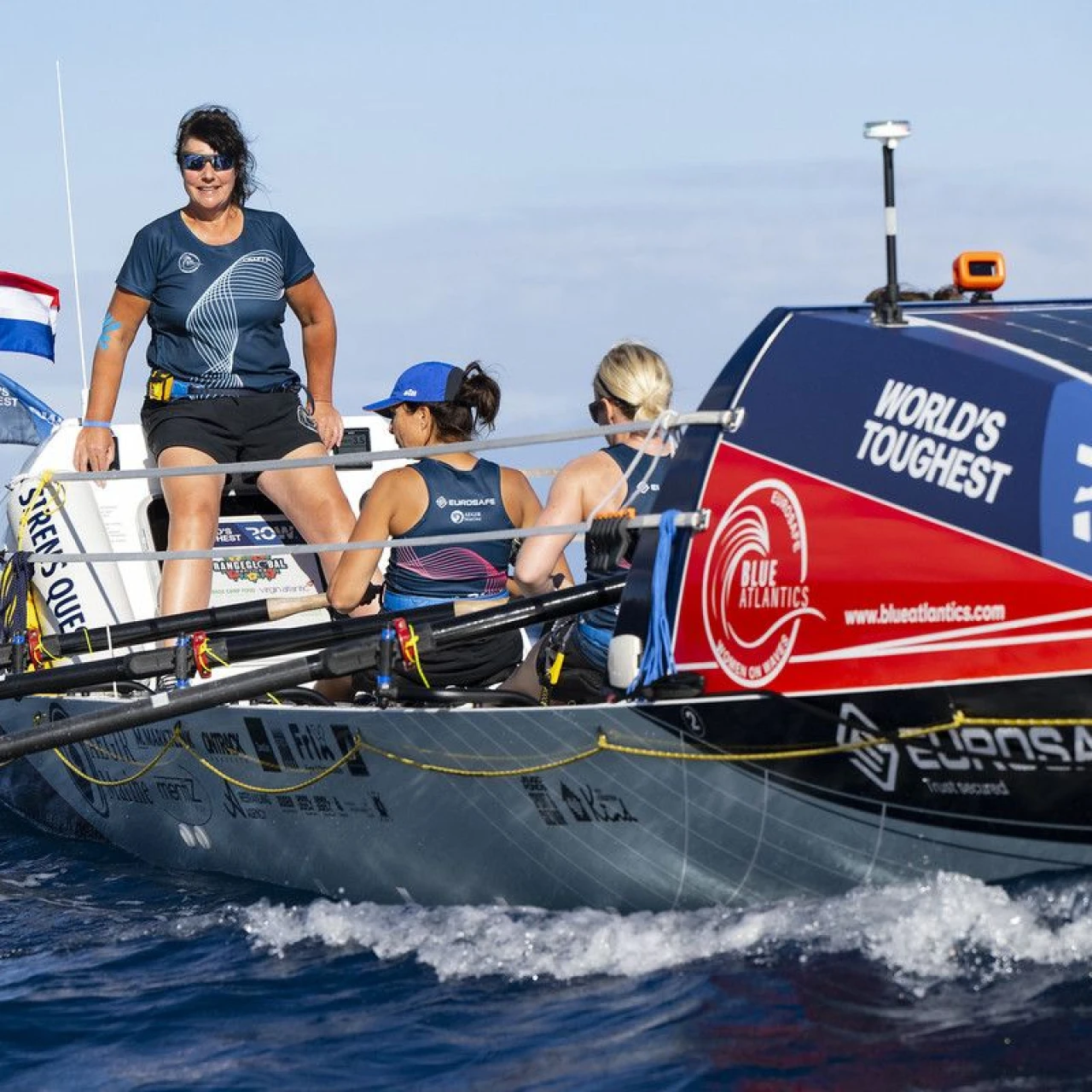 mensen op boot met Nederlandse vlag