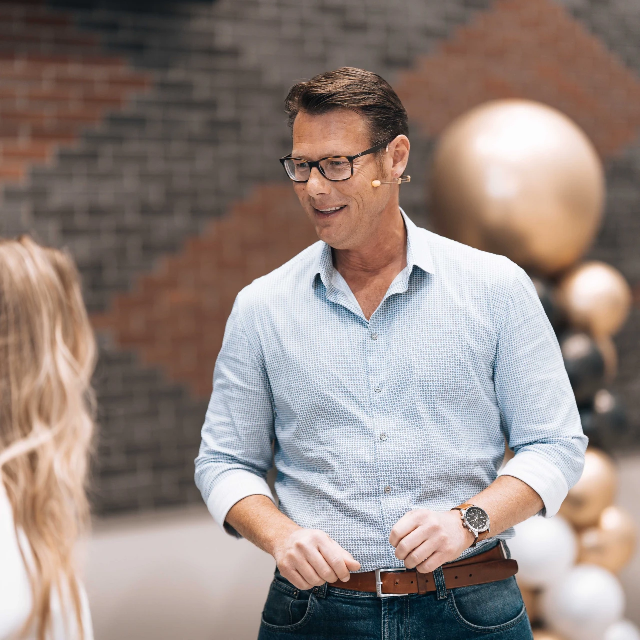 een man die spreekt tegen een dame