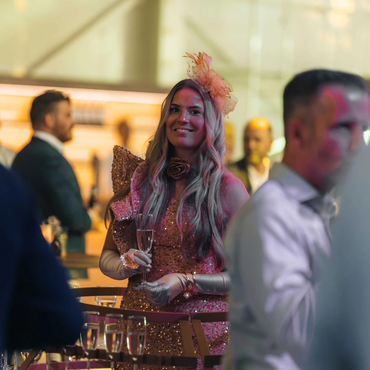 Champagne dame in een gouden jurk