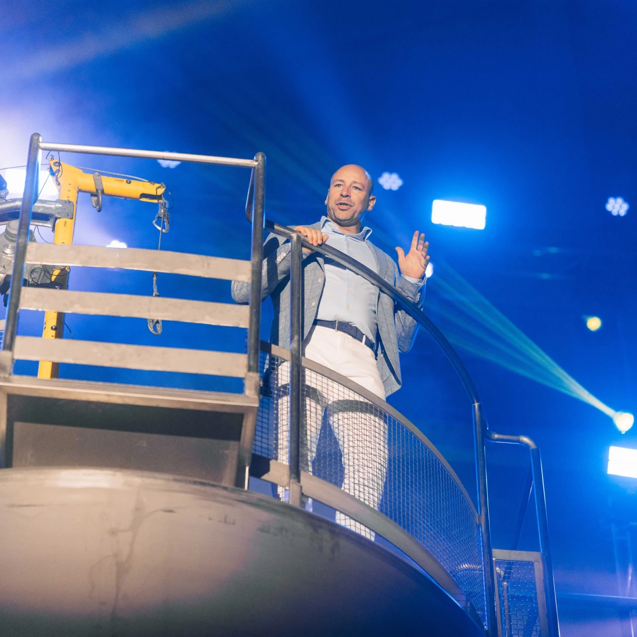 Een man die open op een silo staat in de spotlights