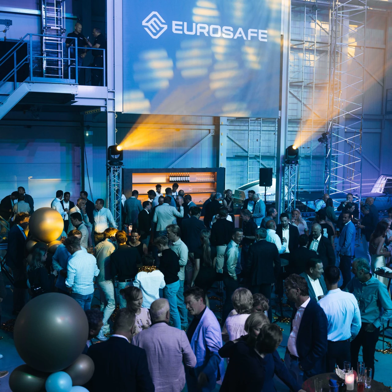 een zaal vol met feestende mensen