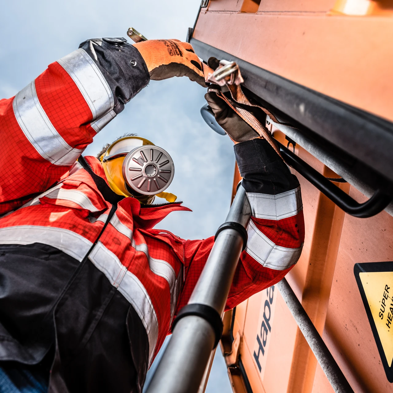 brandwacht die bezig is met gasmasker op
