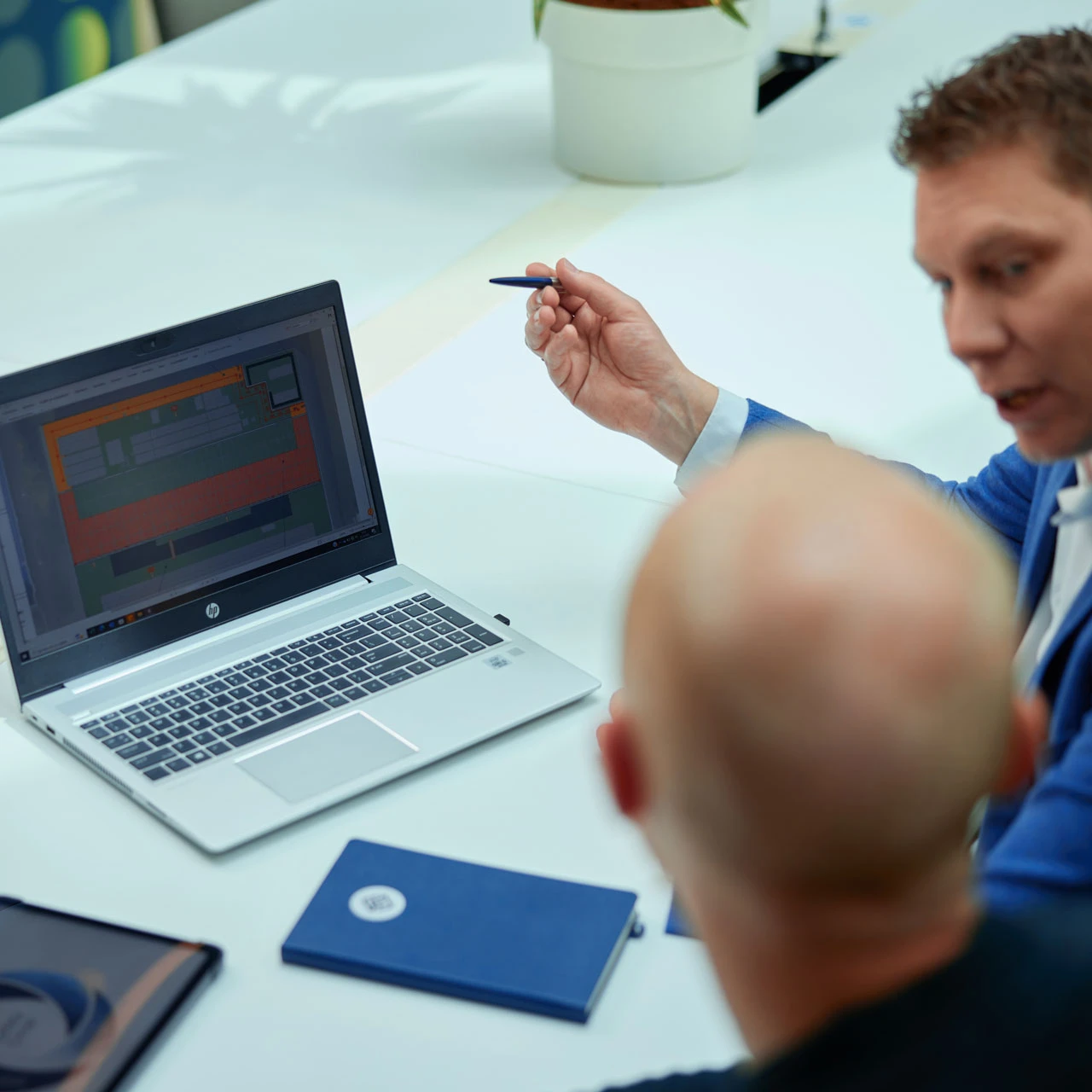 mannen in overleg met laptop