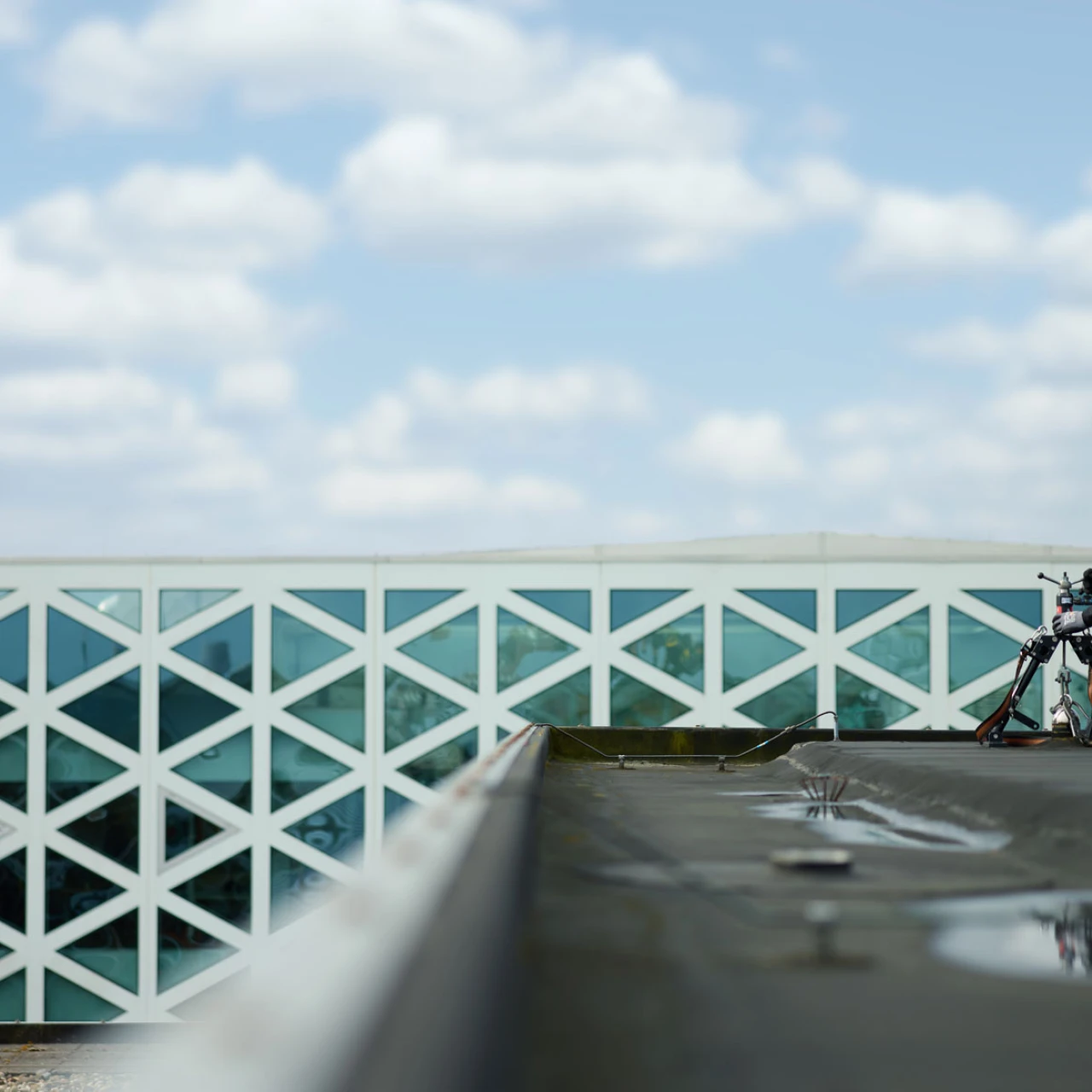 man op plat dak met apparatuur