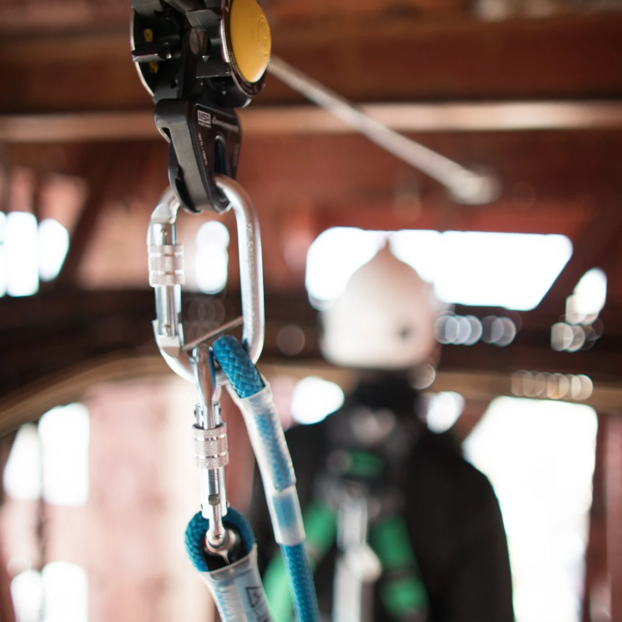 Traveller and twin lanyard using overhead cable system