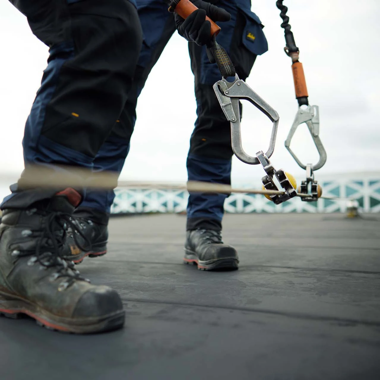 valbeveiliging op plat dak met man en haak