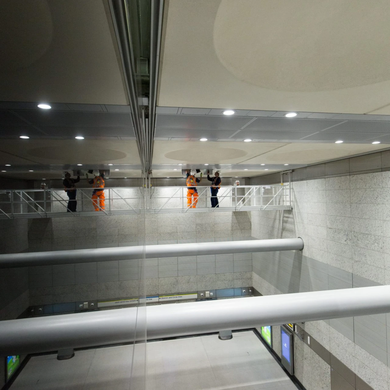Victoria Station, Travelling Gantry, Training