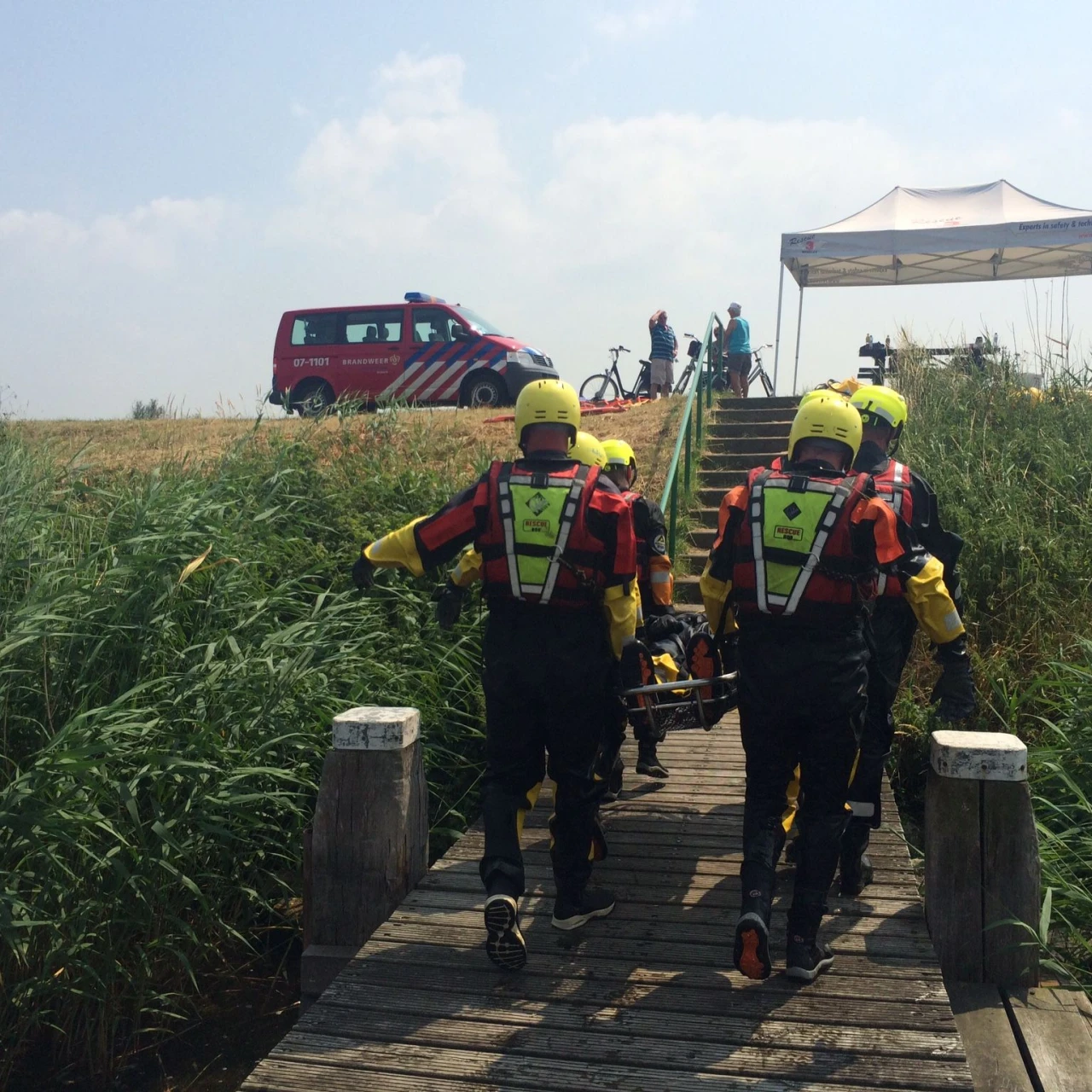 mannen die iemand redden op brancard met helm op
