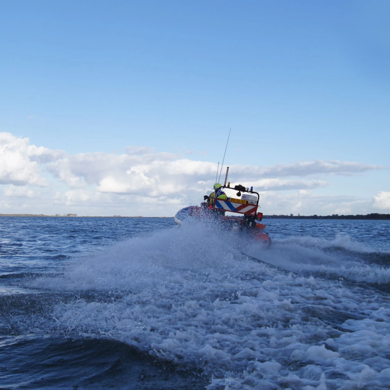 brandweerboot op water met stromend water