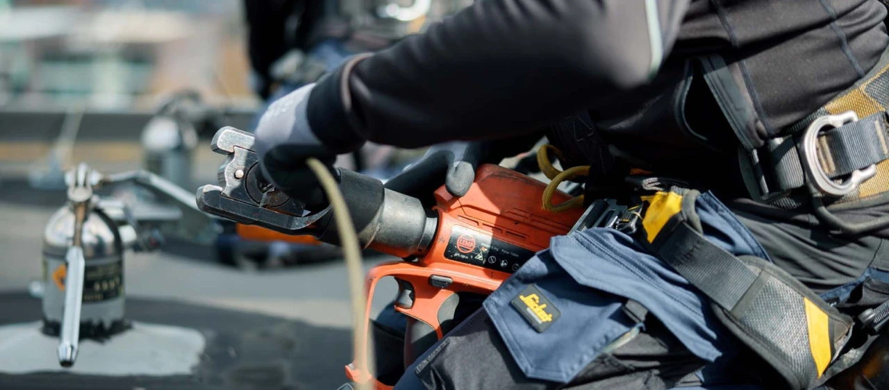 mensen bezig op dak met apparatuur