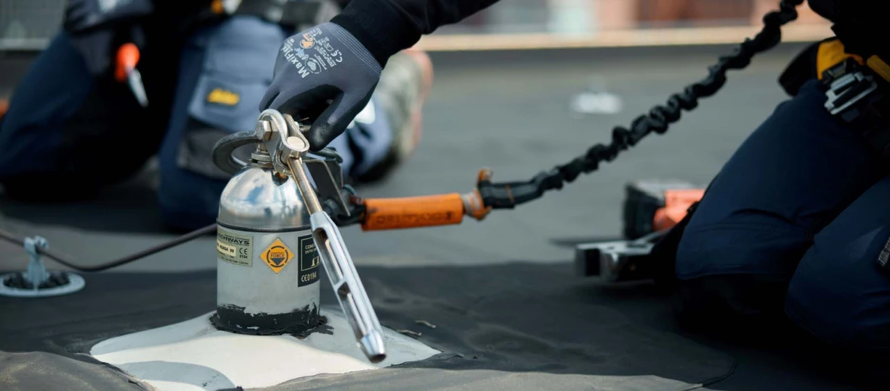 mannen op dak bezig met vestigen haak