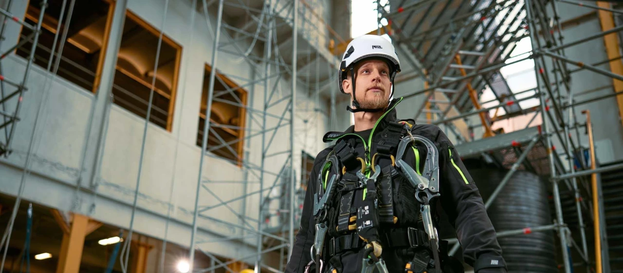 man in hal met harnas aan en helm op