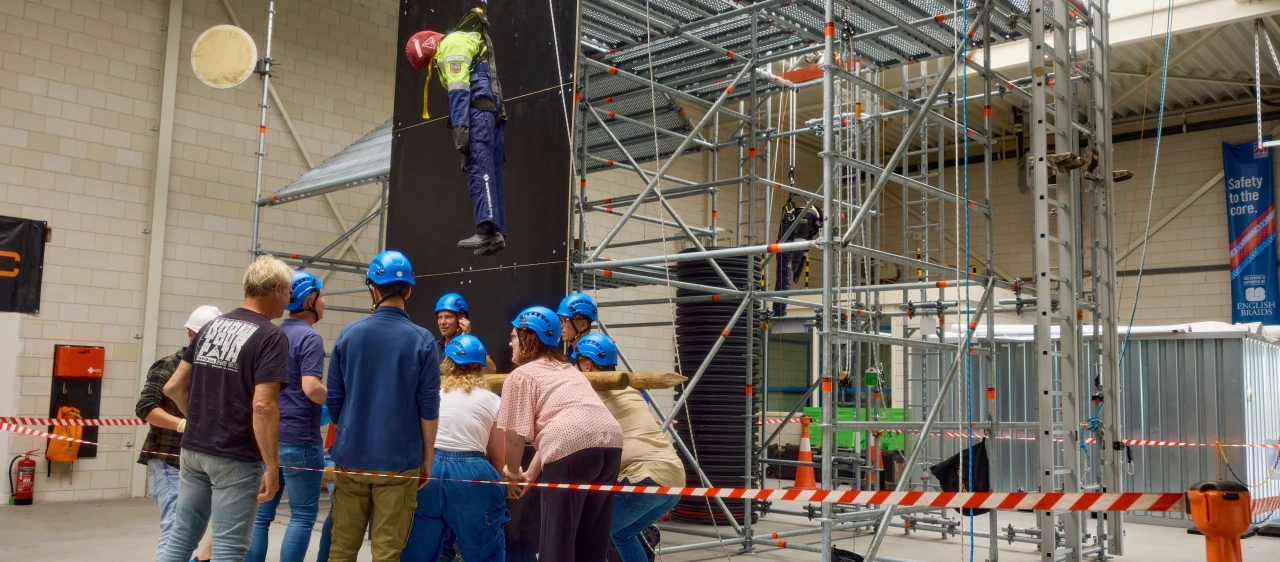 personen in hal oefenend met redden op hoogte
