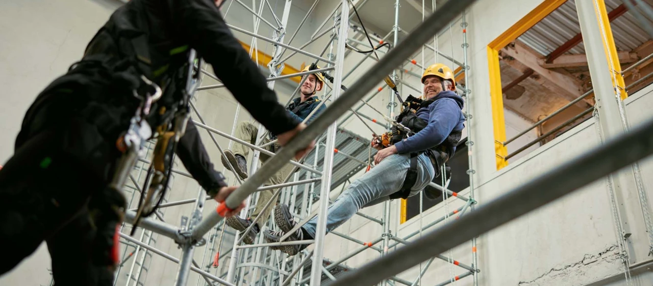 mannen die oefenen in touwen op hoogte