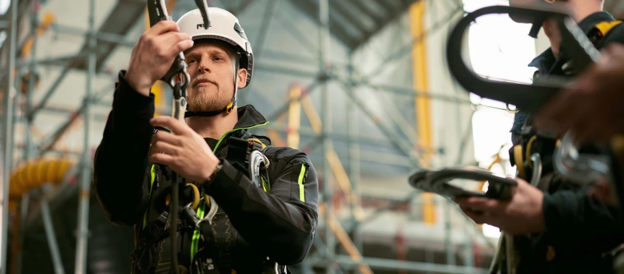 mannen met harnas en ze houden een haak vast