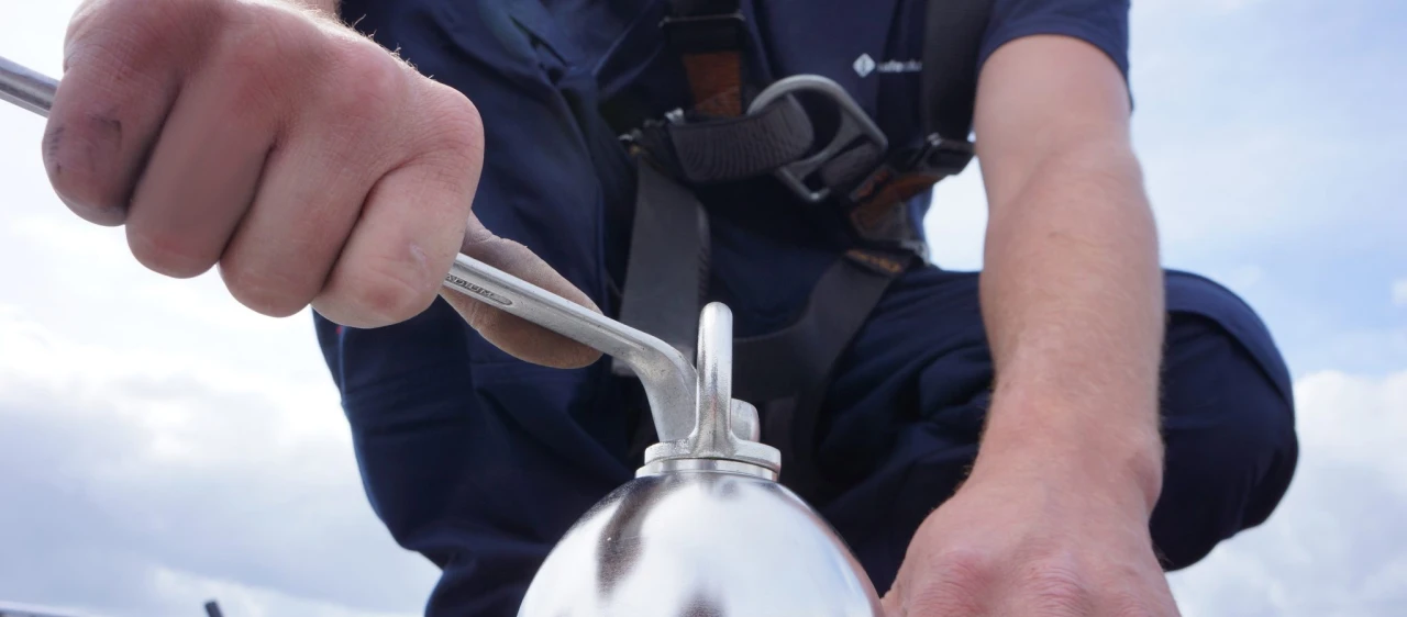 Aandraaien bout ankerpunt Eurosafe Solutions