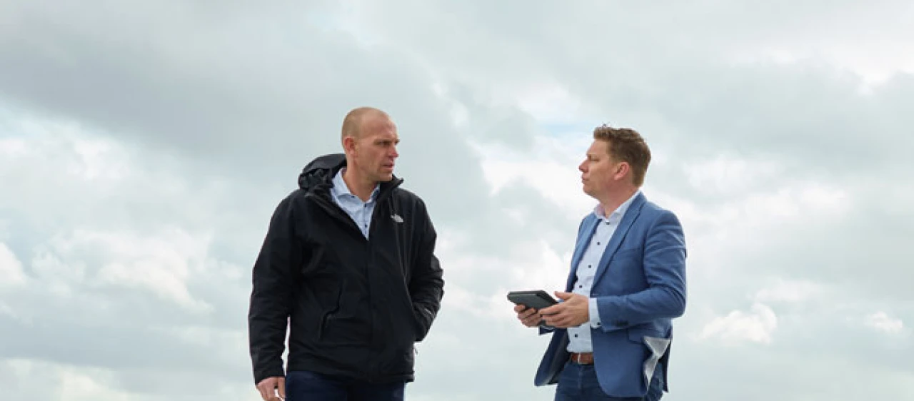 twee mannen aan het overleggen op plat dak