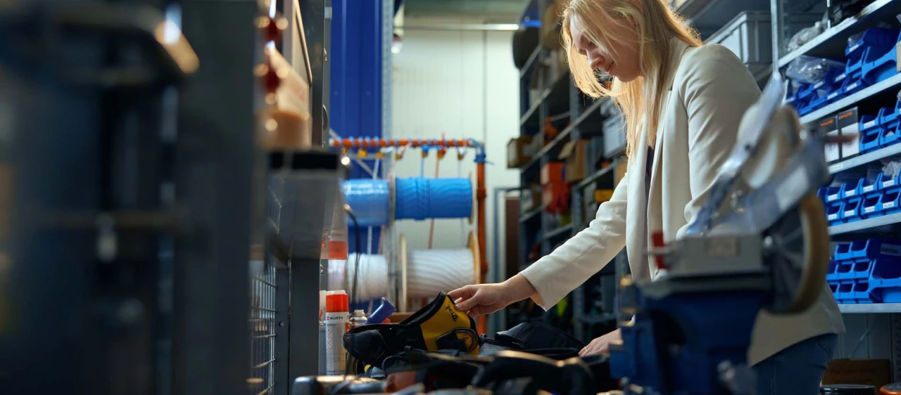 vrouw in magazijn met veiligheidsproducten