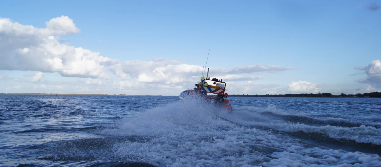 boot van brandweer op stromend water