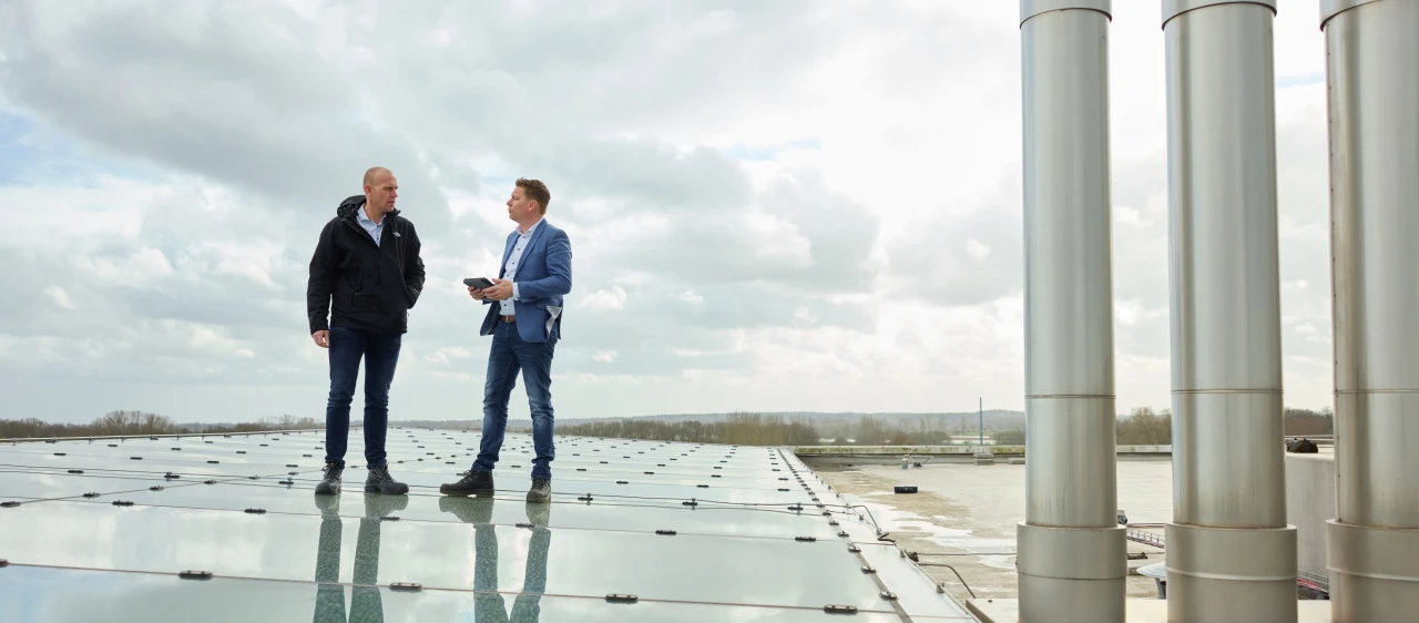 mannen aan het overleggen op plat dak