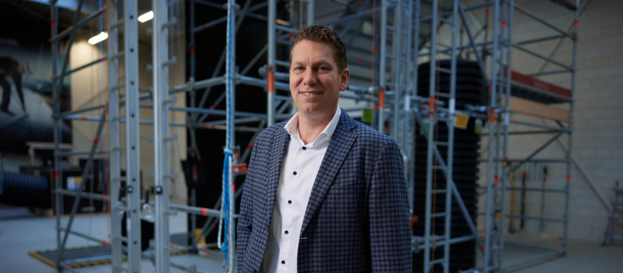 man met hand in zak in loods