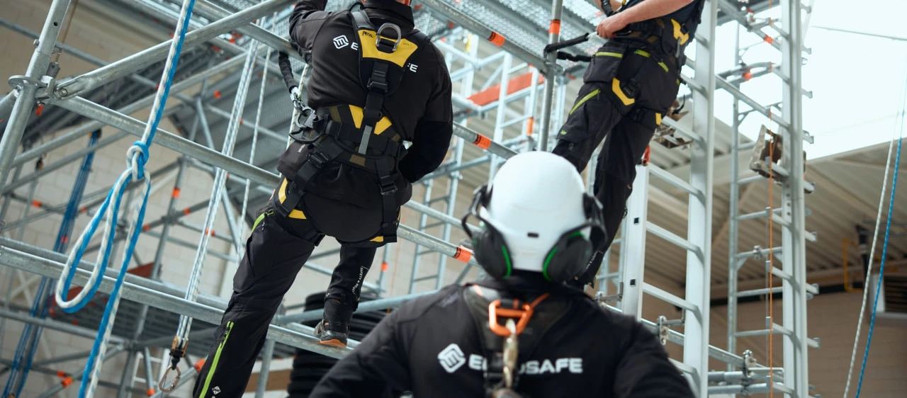mannen die trainen op hoogte met harnassen en helm op