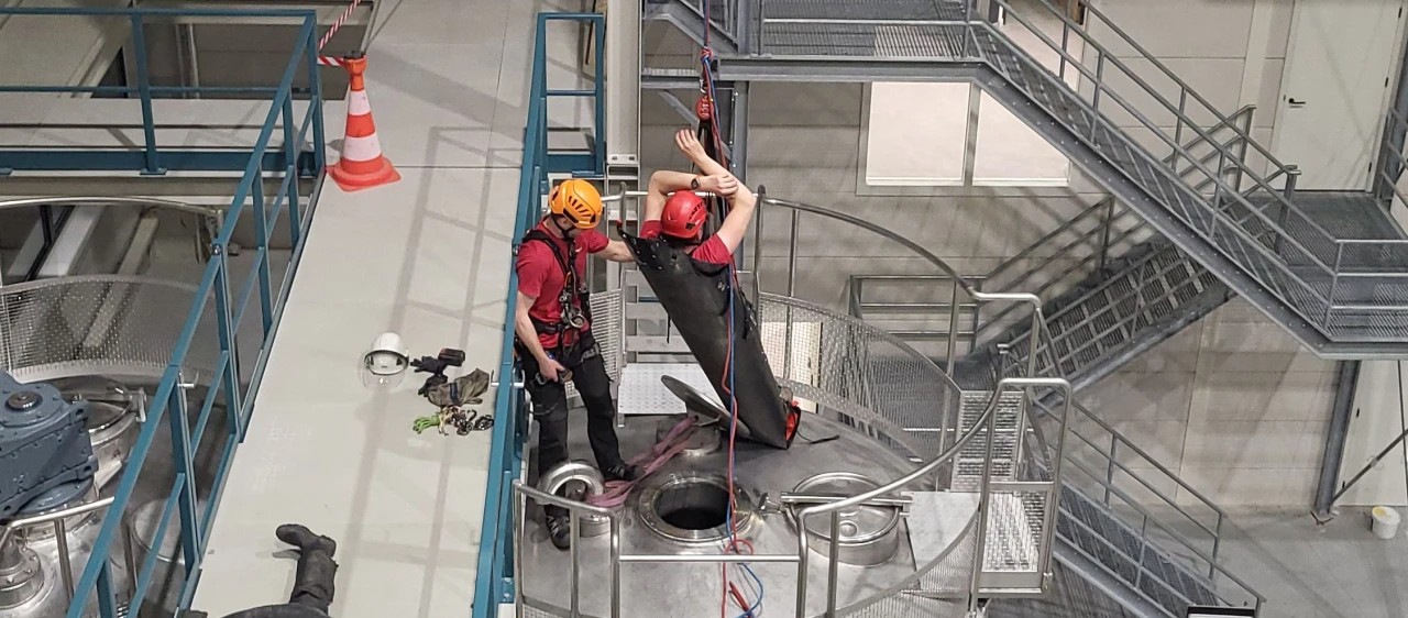 mannen bezig in trainingshal op silo met helm op