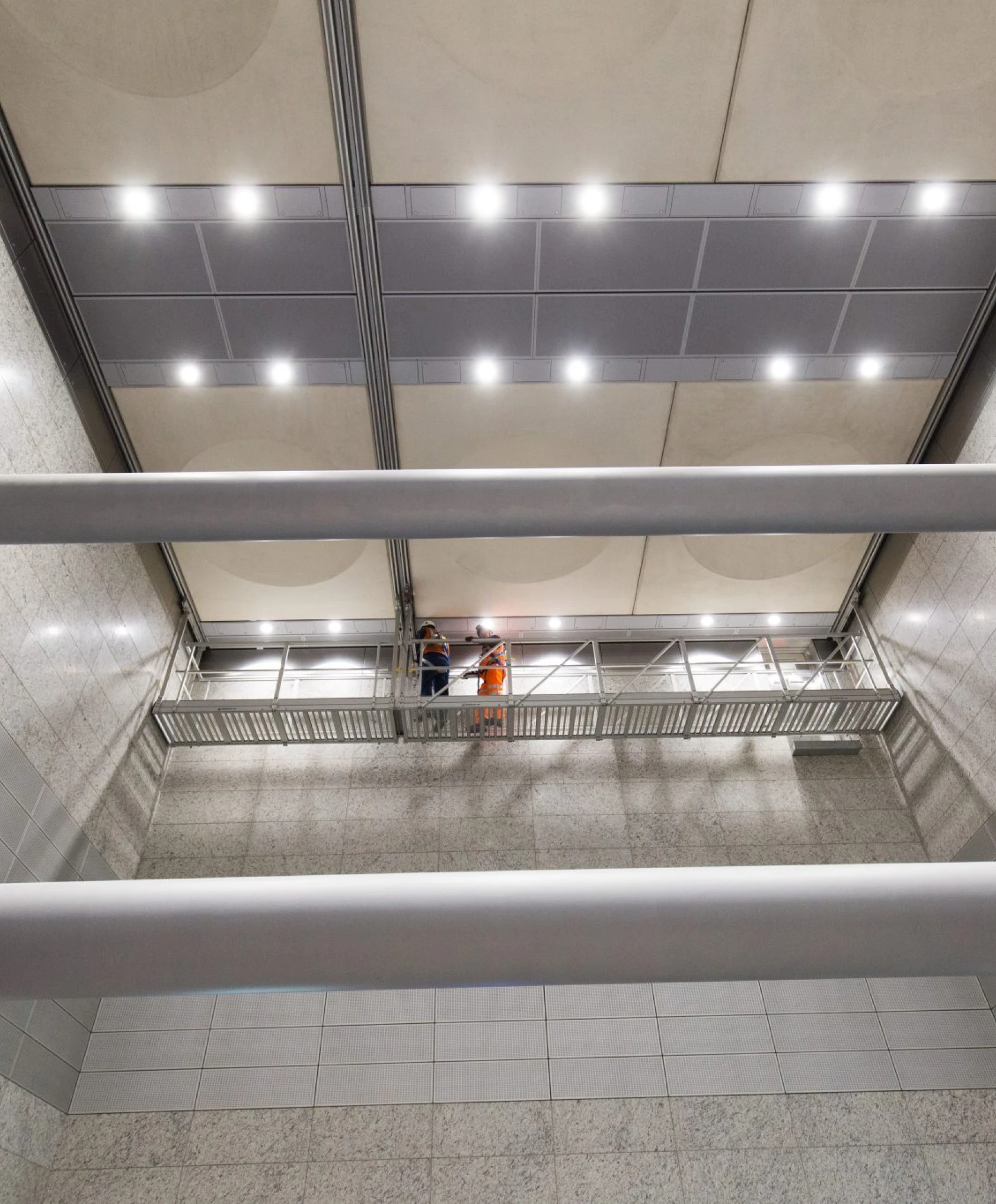 Victoria Line, Station, Travelling Gantry
