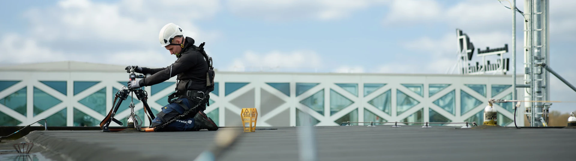 man op dak met harnas en helm
