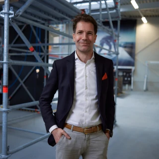 blije man in loods poserend