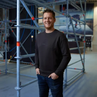 lachende man poserend in loods