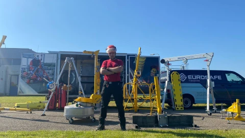 man voor apparatuur voor werken op hoogte