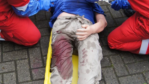 mannen die man op brancard redden met pakken aan