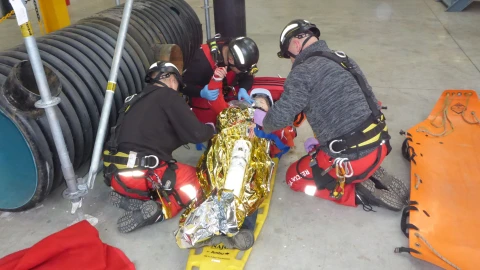 personen die persoon helpen op brancard