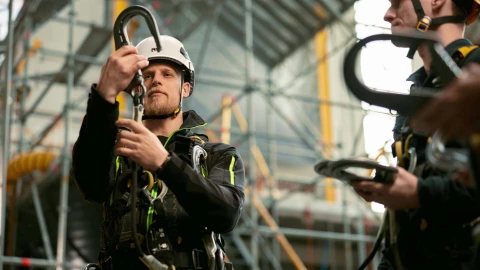 mannen met harnas en ze houden een haak vast