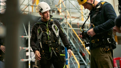 mannen aan het praten met harnas aan en helm op