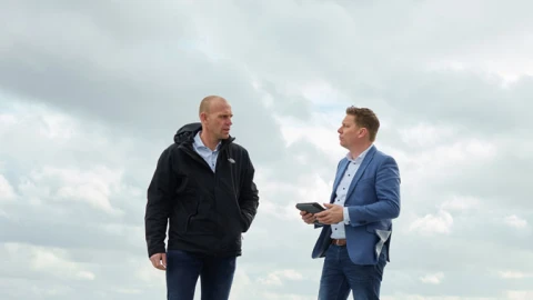 twee mannen aan het overleggen op plat dak