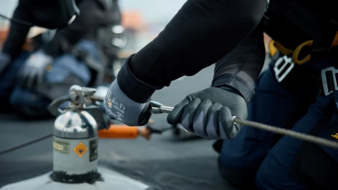 ankerpunt me haak en man met handschoen