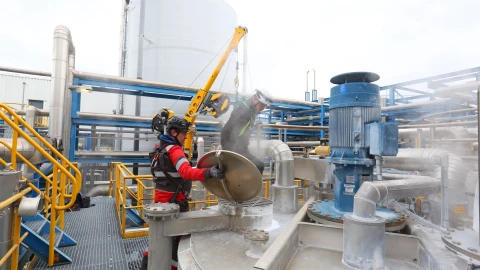 mannen die persoon redden uit besloten ruimte op dak