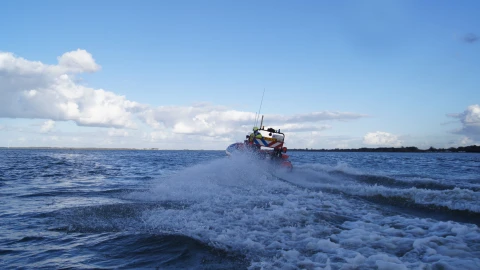 boot van brandweer op stromend water